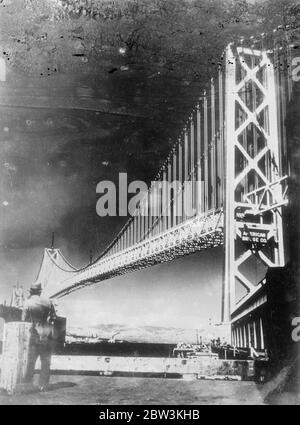 Pont le plus long des mondes photographié par Infra - Rouge . Photos : le lien San Francisco - Yerba Buena Island du pont San Francisco - Oakland Bay , le plus long du monde , photographié sur un film infrarouge . Le pont , actuellement en construction , s'étend sur la baie de San Francisco et reliera les villes de San Francisco et d'OakOklahoma , Californie . [ 4 juillet 1936 ? ] Banque D'Images