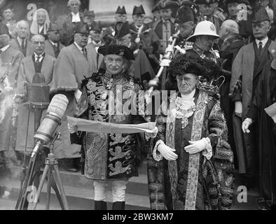 Proclamation de couronnement lu à l'échange royal avec une cérémonie ancienne , la Proclamation de couronnement annonçant que le couronnement du Roi aura lieu le 12 mai de l'année prochaine a été lu par l'officier d'armes de sa Majesté à St . Palais de James , Croix de Charing , Temple Bar et l'échange royal . Photos : le roi des armes de Norroy , Sir Algar Howard , qui a lu la proclamation avec le maire de Londres, Sir Percy Vincent , à la Bourse royale . 29 mai 1936 Banque D'Images