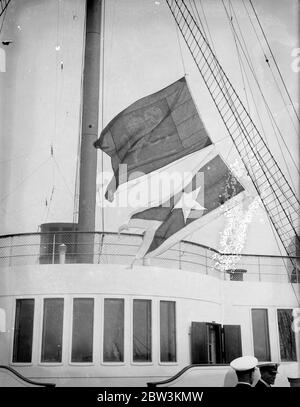La reine Mary , remise à Cunard White Star à Southampton , vole ses nouveaux drapeaux . Le RMS Queen Mary est maintenant officiellement un Cunard White Star Liner . Les drapeaux de John Brown et de la compagnie les constructeurs de navires , ont été abaissés à bord du navire géant à Southampton et le drapeau de Cunard White Star a hissé à leur place . Photos montre , hissage des drapeaux Cunard White Star et abaissement du drapeau John Browns comme la ' Reine Mary ' a été remise à Southampton . 12 mai 1936 Banque D'Images