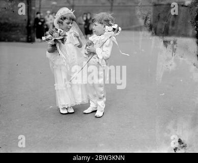 Cinq ans Mai Queen toasts Mai jour dans le lait ! . Pamela Tanner, âgée de cinq ans, a été élue l'une des reines du 17 mai, lors de la célébration du jour de mai à l'école Hugh Middleton , Clerkenwell . Photos , Pamela Tanner , la Reine de mai , toaster le jour de mai dans le lait avec le petit Tony Slater , un de ses accompagnateurs . 1er mai 1936 Banque D'Images