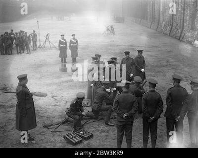 Le Prince de Galles inspecte les gardes gallois à la Tour de Londres . Le Prince de Galles prendre le salut . 12 décembre 1935 Banque D'Images