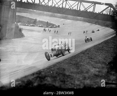 Handicap de montagne britannique à Brooklands . Le Brooklands automobile Racing club ' s , International metting , qui a été reporté du lundi de Pâques en raison du mauvais temps , s'est tenu aujourd'hui à Brooklands , Surrey ( samedi 0 . Le principal événement était le handicap de la montagne britannique . Photos spectacles , voitures de course dans la deuxième chaleur de la montagne britannique handicap gagné par H G Dobbs ( Riley ) No 6 . 18 avril 1936 Banque D'Images