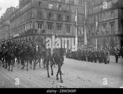 Des milliers de personnes célèbrent la journée de Jeanne d'Arc à Paris . Des milliers de membres de la Croix de Feu (organisation fasciste française) et d'autres partisans de la droite , de l'Armée et du Gouvernement ont participé aux célébrations annuelles à Paris le jour de Jeanne d'Arc . Une grande procession est passée de la statuette de Sainte-Jeanne sur la place Saint-Augustin à la statue de la place de Pyramides dans la rue de Rivoli , où le colonel de la Rocque , chef de la Croix de feu , a pris le salut . Spectacles photo , troupes passant devant la statue sur la place de Pyramides dans la rue de Rivoli . 10 mai 1936 Banque D'Images