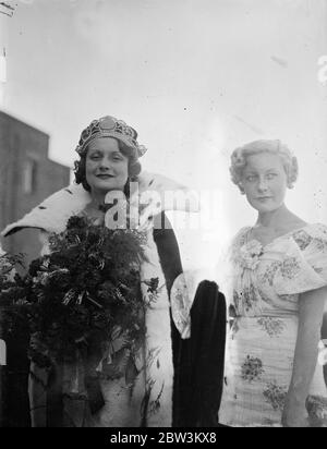 Fille de 19 élu ' s Carnival queen . Mlle Catherine Jacobs , âgée de 19 ans , de Leigh on Sea , a été élue parmi 5 finalistes pour le titre . Photos spectacles , Mlle Catherine Jacobs après avoir été couronnée . 10 août 1935 Banque D'Images