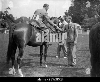 Duke of Kent assiste au spectacle de chevaux Imber court . Le duc IF Kent et Lord Trenchard ont assisté à l' Imber court , spectacle et tournoi équestre , qui a ouvert à l' Imber court , Thames Ditton . La photo montre le duc de Kent félicitant un gagnant à l'exposition . 9 juillet 1935 Banque D'Images