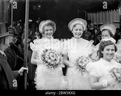 Fille du candidat présidentiel américain comme demidret au mariage de Londres . Mlle Baulah MacFadden , fille de M. Barnarr MacFadden , éditeur américain multimillionnaire qui espère être candidat à la présidence américaine , a été demoiselle d'honneur lors du mariage de Mlle Anita Cohen , fille de M. et de Mme Micheal Cohen de New York , Et M. Joel Fredman , avocat de la ville , à la synagogue West End , place Saint-Pétersbourg , Londres . Mme McFadden a commencé la vie comme un passionné de culture physique et une petite publication prônant la culture physique pour les garçons de tous âges s'est développée en un des plus grands Banque D'Images