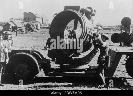 Les Chinois se préparent à une attaque japonaise sur Nanking . Gouvernement a proposé . Ces photos , reçues à Londres , montrent comment les troupes chinoises , équipées de certains des équipements de guerre les plus modernes , se préparent à défendre leur capitale Nanking contre la première attaque des Japonais qui s'en prennent à Shanghai . Les Japonais ont déjà pris Soochow , sur la route de Nanking , et les gouvernmenthas chinois ont été déplacés 1 , 000 miles plus loin à l'intérieur des terres . Pour prendre la capitale, les troupes japonaises devront traverser la ligne Hindenburg de la Chine. Spectacles photo Banque D'Images