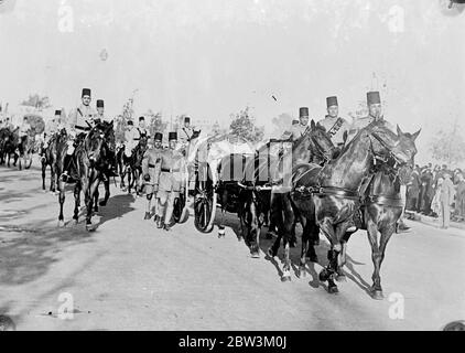 Roi Fuad d'Égypte enterré au Caire . Les foules denses s'emparont sur un parcours de huit kilomètres . Porté sur une voiture de canon tirée par six chevaux noirs magnifiques à travers cinq miles de rues densément remplies , le corps du roi Fuad d'Égypte a été pris avec impressionnante pompe orientale du palais Abdin , la résidence officielle , À la mosquée Rifai pour l'enterrement dans le mausaleum qu'il s'est préparé pour lui-même il y a des années . Pendant que le cortège déménage , mené par le corps de chameau , des fusils de 21 minutes sonnaient des casernes et des avions de l'armée de l'air égyptienne rôdirent au-dessus . Prince Mohammed Ali , présomptif héritier avec des membres de la famille royale Banque D'Images