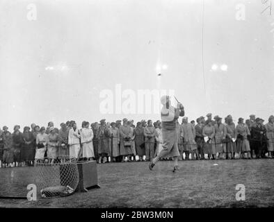 La Grande-Bretagne s'inspire de l'Amérique dans la coupe Curtis . Golf féminin à Gleneagles . Un putt réussi sur le dernier vert du dernier match a obtenu un tirage au sort pour Britan dans la coupe Curti de golf avec l'équipe américaine féminine à Gleneagles , Ecosse . Chaque côté a gagné quatre parties avec une moitié . La coupe remonte cependant à l' Amérique , car les Américains sont les détenteurs . Mlle Jessie Anderson , le jeune joueur écossais , a passé un putt juste en face du vert 18 pour sauver le jeu pour Britan , qui était à cette époque un vers le bas . Photos , Mme L D Cheney ( Etats-Unis ) en voiture à partir du septième T . Elle a battu mis Banque D'Images