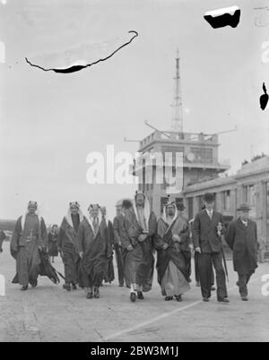 L'Emir Saud , qui visite l'Angleterre pour la première fois . Expositions de photos ; l'Emir Saud lors d'une visite à l'aérodrome de Croydon . 21 juin 1935 Banque D'Images