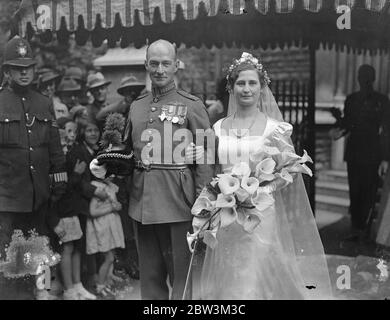 Le commandant de l'aile s'est marié à l'église de Londres . Six groomamen en pleine robe de la Royal Air Force ont accompagné les six demoiselles d'honneur lors du mariage du commandant de l'escadre Evelyn Sparling à Mlle Irma Angelo à l'église Saint Jame , place espagnole . Le marié rejoint la Marine en tant que cadet en 1914 , puis transféré à la RAF lors de sa formation en 1916 . La mariée , fille du général Pakenham Angela , a agi en rempart à l'ancien Vic et à l'ambassade . Photo montre s la mariée et marié . 10 juin 1936 Banque D'Images