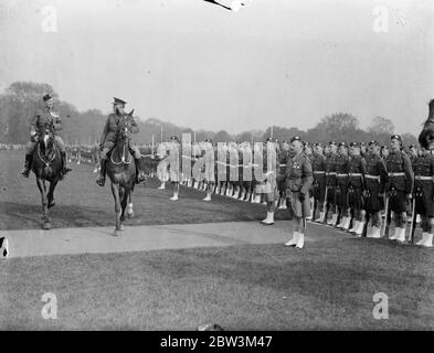 Major - General Commentations inspecte Londres Scottish in Hyde Park Major - General Conway Commentations commandant de la 56e ( London ) Division , Armée territoriale , inspecte le Londres Scottish in Hyde Park photo shows : Major - Commentations générales saluant les couleurs comme il a passé les lignes . 16 mai 1936 Banque D'Images