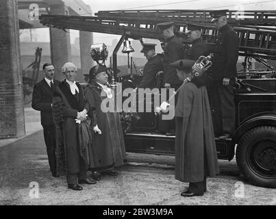 Le maire de Finchley ouvre une nouvelle caserne de pompiers centrale . Le maire de Finchley , Alderman S Pulham , a ouvert la nouvelle caserne de pompiers centrale de Finchley , d'une valeur de 32 £ , 000 £ . La gare se trouve à la jonction de North Circular Road et long Lane . Photos , de gauche à droite la ville clark , M. H Wood Barten , le maire Alderman . Pulham se secouant la main avec le capitaine de la brigade de feu de Finchley lors de la cérémonie d'ouverture . 21 décembre 1935 Banque D'Images