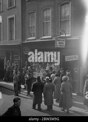 Une femme a trouvé mort avec un foulard autour de son cou dans Soho plat . Mme Jeanette Cotton , âgée de 40 ans , a été trouvée morte dans un appartement à Lexington Street , Soho , avec une écharpe en soie attachée étroitement autour de son cou . la police croit que c'est un cas de meurtre . Le corps était entièrement vêtu , le visage était décoloré et il y avait du sang sur le foulard . La police suspecte meurtre . Photos montre , une foule attend les développements sur la scène de la tragédie . 17 avril 1936 Banque D'Images