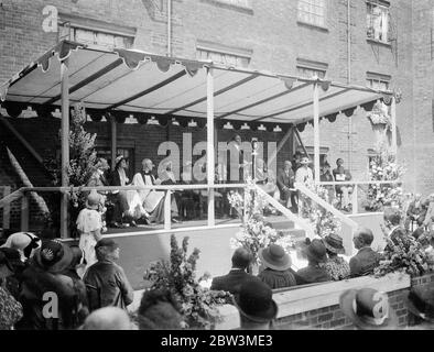 Le duc de Kent ouvre de nouveaux appartements à Westminster . Le duc de Kent , dépuisant pour la duchesse qui a annulé tous ses engagements , a ouvert les nouveaux appartements modernes du domaine Techbrook de la Westminster Housing Trust à Pulford Street . 6 juillet 1935 Banque D'Images