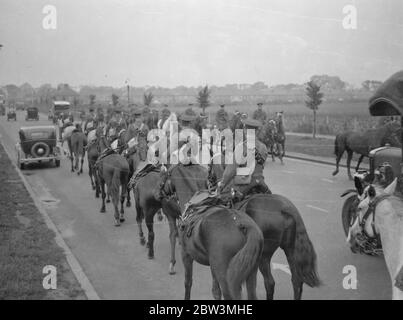 Deux régiments célèbres passent l'un l'autre. Changement de cavalerie de ménage . Les gardes de vie saluent les Royal Horse Guards les passer sur la Great West Road sur le chemin de Knightsbridge . 9 octobre 1935 Banque D'Images