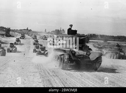 L'armée rouge effectue ses plus grandes manœuvres . Chars et artillerie en grande exposition militaire . 1935 Banque D'Images