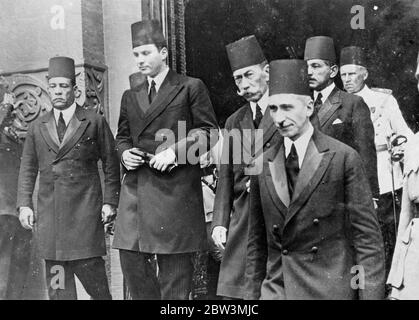 Le roi Farouk revient dans sa capitale , accueilli par une foule énorme . Rassemblés en nombre tel que la police avait de la difficulté à les manipuler , le peuple du Caire s'est réuni pour saluer avec le roi Farouk, âgé de 25 ans, à son retour d'Angleterre après son ascension . Des foules enthousiastes , tenues par des soldats , bordées les rues comme le petit roi , précédées de son garde du corps pittoresque , ont conduit de la gare . Le roi Farouk est allé d'abord à la mosquée du Rifai , où son père , le roi Fuad , est enterré , puis a continué son voyage au palais Abdin , où il a été accueilli par sa mère , la reine Nazll , an Banque D'Images