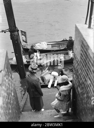 Le cygne commence sur la Tamise . Dirigé par le maître du Roi , M. F T Turk . Les fauves de cygne ont quitté Bull Wharf ( vu ici ) , Southwark pour effectuer leur tâche annuelle de marquage des cygnes dans la Tamise entre London Bridge et Henley qui appartiennent à la compagnie des Cyers et des Vincers . 22 juillet 1935 Banque D'Images