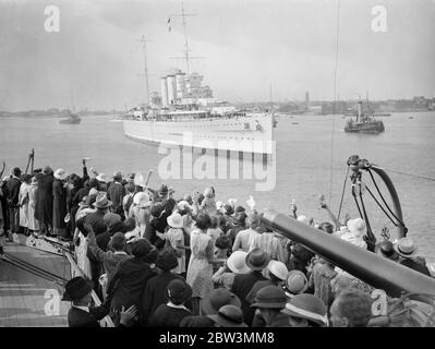 Le navire de guerre apporte des trésors d'art chinois à Portsmouth - richesse fabuleuse dans les caisses . Le Suffolk quai à Portsmouth . Elle s'est ancrée le long du Hood , d'où elle a été accueillie par des parents de l'équipage de la maison . 25 juillet 1935 Banque D'Images