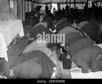 Fête musulmane célébrée à la Mosquée Woking . Dirigé par l' Imam , Aflabuddin Ahmad , le festival de l' IDU ' L Azha a été célébré à la Mosquée Woking . Spectacles de photos , la scène pendant les prières au festival Woking . 4 mars 1936 la mosquée Shah Jahan fut la première mosquée construite à cet effet en Europe, en dehors de l'Espagne musulmane Banque D'Images