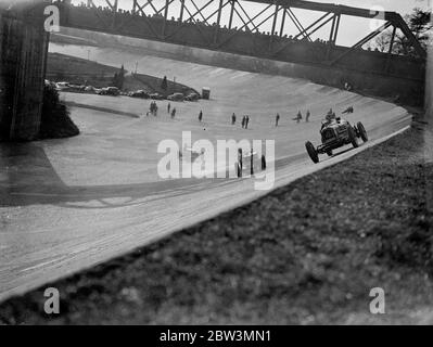 Handicap de montagne britannique à Brooklands . Le Brooklands automobile Racing club ' s , International metting , qui a été reporté du lundi de Pâques en raison du mauvais temps , s'est tenu aujourd'hui à Brooklands , Surrey ( samedi 0 . Le principal événement était le handicap de la montagne britannique . Photos spectacles , voitures de course dans la deuxième chaleur de la montagne britannique handicap gagné par H G Dobbs ( Riley ) No 6 . 18 avril 1936 Banque D'Images