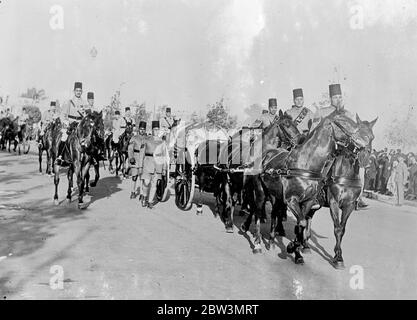 Roi Fuad d'Égypte enterré au Caire . Les foules denses s'emparont sur un parcours de huit kilomètres . Porté sur une voiture de canon tirée par six chevaux noirs magnifiques à travers cinq miles de rues densément remplies , le corps du roi Fuad d'Égypte a été pris avec impressionnante pompe orientale du palais Abdin , la résidence officielle , À la mosquée Rifai pour l'enterrement dans le mausaleum qu'il s'est préparé pour lui-même il y a des années . Pendant que le cortège déménage , mené par le corps de chameau , des fusils de 21 minutes sonnaient des casernes et des avions de l'armée de l'air égyptienne rôdirent au-dessus . Prince Mohammed Ali , présomptif héritier avec des membres de la famille royale Banque D'Images