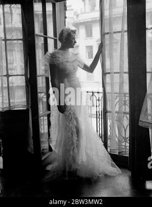 Fille du candidat présidentiel américain comme demidret au mariage de Londres . Mlle Baulah MacFadden , fille de M. Barnarr MacFadden , éditeur américain multimillionnaire qui espère être candidat à la présidence américaine , a été demoiselle d'honneur lors du mariage de Mlle Anita Cohen , fille de M. et de Mme Micheal Cohen de New York , Et M. Joel Fredman , avocat de la ville , à la synagogue West End , place Saint-Pétersbourg , Londres . Mme McFadden a commencé la vie comme un passionné de culture physique et une petite publication prônant la culture physique pour les garçons de tous âges s'est développée en un des plus grands Banque D'Images