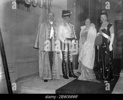 Congrès danse à Londres - 1815 Vienne à la légation autrichienne . Sir Alfred et Lady Reid, ainsi que l'honorable Dunnough et Mme O'Brien, à la balle . 17 décembre 1935 Banque D'Images