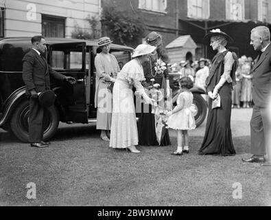 La duchesse de York participe à la fête du jardin de la COT H au Palais St James . 18 juillet 1935 . Banque D'Images