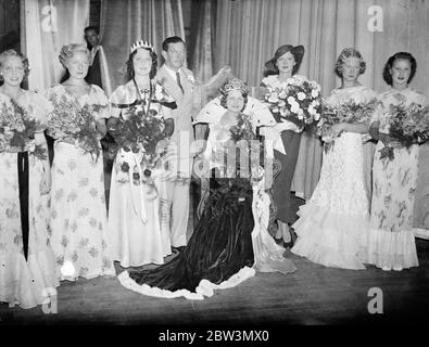 Fille de 19 élu ' s Carnival queen . Mlle Catherine Jacobs , âgée de 19 ans , de Leigh on Sea , a été élue parmi 5 finalistes pour le titre . La photo montre M. Leslie Banks l' acteur qui était un des juges , couronnant Miss Catherine Jacobs en présence de ses servantes d'honneur . 10 août 1935 Banque D'Images