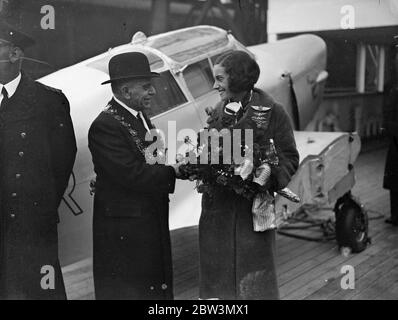 Jean Batten arrive à Southampton depuis l'Amérique après un vol record . Mlle Jean Batten étant accueillie par le maire de Southampton à son arrivée . 23 décembre 1935 Banque D'Images