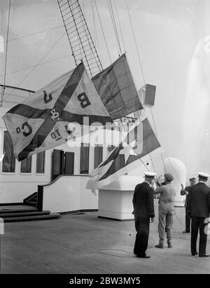 La reine Mary , remise à Cunard White Star à Southampton , vole ses nouveaux drapeaux . Le RMS Queen Mary est maintenant officiellement un Cunard White Star Liner . Les drapeaux de John Brown et de la compagnie les constructeurs de navires , ont été abaissés à bord du navire géant à Southampton et le drapeau de Cunard White Star a hissé à leur place . Photos montre , hissage des drapeaux Cunard White Star et abaissement du drapeau John Browns comme la ' Reine Mary ' a été remise à Southampton . 12 mai 1936 Banque D'Images