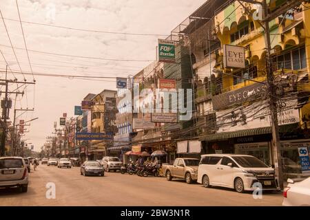 La route Phahonyothin dans la ville de Chiang Rai en Thaïlande du Nord. Thaïlande, Chiang Rai, novembre 2019 Banque D'Images