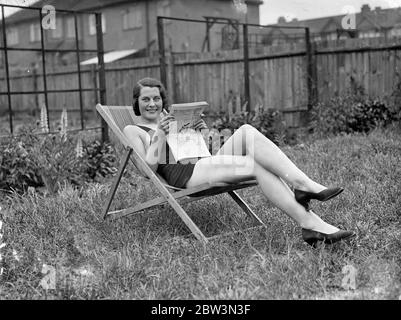 Gagne trois couronnes londoniennes dans un wek . Avec sa sélection comme reine de carnaval Wembley , Mlle Beryl Williams de Kingshill Drive , Kenton , a gagné trois couronnes de carnaval en une semaine , Kenton , Wembley et Harrow . La sœur de Herr , Mlle Betty Williams , est la femme d'honneur des carnavals de Kenton et Wembley . Photos , Mlle Beryl Williams dans le jardin de sa maison à Kenton . 26 mai 1936 Banque D'Images