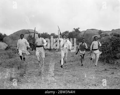 La défense du massif de l'Ogaden - photos exclusives du front Sud ces photos , reçues à Londres par avion , ont été prises à l'extrémité sud du plateau de l'Ogaden dans la région entourant la rivière Fafen . Le photographe, H . V . Drees de Londres , qui a réussi à pénétrer plus au sud que tout autre journal , a photographié des troupes abyssiniennes qui ont agi comme des scouts entre les forces de Ras Nasibu , et de Ras Desta . [Ras Desta Damtew ( env. 1892 - 24 février 1937) noble éthiopien, commandant de l'armée, gendre de l'empereur Haile Selassie I, Nasibu Zamanuel, également Nasibu Zaman Banque D'Images