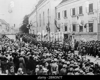 La milice sera dissoute sur mon corps mort ' Starhemberg dit aux troupes . Parle d'éliminer les mauvaises herbes . Des milliers de miliciens et de hemwehrmen participant au premier défilé de milices en Autriche ont entendu un discours de combat du vice-chancelier, le Prince Starhembberg, à Norn sur le Danube . Le prince Starhemberg , qui rombait un long silence , a déclaré que la milice ne serait dissoute que sur son corps mort . Il a assuré le Chancelier Schuschnigg du soutien loyal de la Heimwehr en ' déraclant les mauvaises herbes ' dans la fraternité patriotique , et s'est engagé ' à le défendre contre certaines personnes dans l'e immédiat Banque D'Images