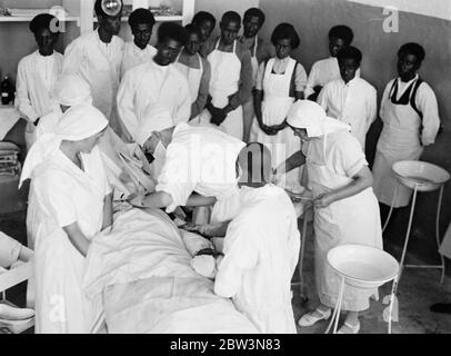 Opération d'urgence d'une victime de bombardement à l'hôpital de la Croix-Rouge de Harar . Ces photos , faites par un photographe du personnel et emmenées à Londres par avion , montrent une partie impromptue , mais peu connue de la guerre en Abyssinia , les services de la Croix-Rouge , établis principalement par des travailleurs volontaires et continués sous des difficultés énormes . Ces photos ont été faites à l'hôpital de la Croix-Rouge à Harar , ville principale du Sud où des soldats Abyssiniens blessés dans les combats acharnés sur le front sud sont fréquentées par des médecins de la Mission suédoise . Photos montre , une opération d'urgence sur une Abyssinie Banque D'Images