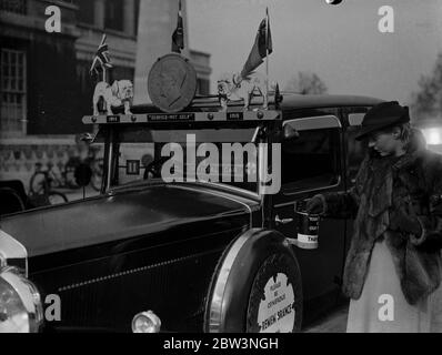 Voiture avec des modèles de champs de bataille commence tour de Grande-Bretagne . Le capitaine Leonard Baynes étant déplacé de la maison Star et Certer par les patients . 25 octobre 1935 Banque D'Images