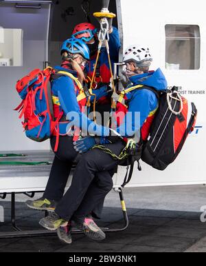 29 mai 2020, Bavière, Bad Tölz: Des membres du service de sauvetage de montagne démontrent une situation de sauvetage avec un simulateur d'hélicoptère dans le centre de formation de sauvetage de montagne. La présidente du Parlement bavarois, Aigner, s'est informée du travail du service de sauvetage en montagne lors d'une visite. Photo: Sven Hoppe/dpa Banque D'Images