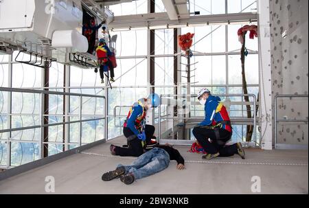 29 mai 2020, Bavière, Bad Tölz: Des membres du service de sauvetage de montagne participent à un exercice au centre de formation de sauvetage de montagne. La présidente du Parlement bavarois Aigner s'est informée du travail du service de sauvetage en montagne lors d'une visite. Photo: Sven Hoppe/dpa Banque D'Images