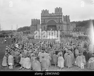 Répétition complète de la robe de tatouage Aldershot . Présentation du premier Prince de Galles . Une répétition complète de la robe pour le Tattoo d'Aldershot a été mise en scène dans le Rushmoor Arena à Aldershot . Photos , une des scènes principales du tatouage , la présentation du Premier prince de Galles aux chefferies gallois et aux gens de Caernarvoh . . 28 mai 1936 Banque D'Images