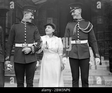 La Garde royale du cheval s'est mariée à Caxton Hall . Le cavalier K KNOX des Royal Horse Guards a été marié au bureau de la caisse de Caxton Hall à Miss Eileen Gamage . 23 novembre 1935 Banque D'Images