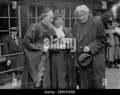 Marchand de Venise a joué à l'auberge George dans la commorative Shakespeare . La commémoration annuelle de Shakespeare a eu lieu à Southwark quand sous le mémorial à Park Street et à l'auberge George dans la rue Borough High Street , les joueurs de Over inn ont joué des acènes de ' Richard II ' et ' le marchand de Venise ' . Sir Philip Ben Greet , le célèbre acteur shakespearien , était présent . Photos , Sir Philip Ben salue parler avec ' Portis ' et Shylock après la représentation de ' le marchand de Venise ' au George Inn . 25 avril 1936 Banque D'Images