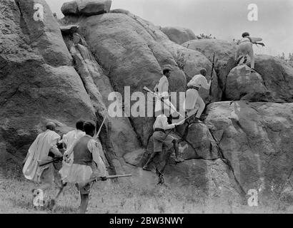 La défense du massif de l'Ogaden - photos exclusives du front Sud ces photos , reçues à Londres par avion , ont été prises à l'extrémité sud du plateau de l'Ogaden dans la région entourant la rivière Fafen . Le photographe, H . V . Drees de Londres , qui a réussi à pénétrer plus au sud que tout autre journal , a photographié des troupes abyssiniennes qui ont agi comme des scouts entre les forces de Ras Nasibu , à gauche , et Ras Desta à droite . [Ras Desta Damtew ( env. 1892 - 24 février 1937) noble éthiopien, commandant de l'armée, gendre de l'empereur Haile Selassie I, Nasibu Banque D'Images