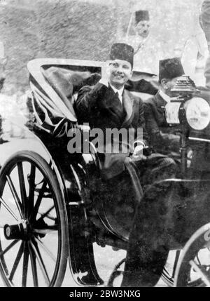 Le roi Farouk revient dans sa capitale , accueilli par une foule énorme . Rassemblés en nombre tel que la police avait de la difficulté à les manipuler , le peuple du Caire s'est réuni pour saluer avec le roi Farouk, âgé de 25 ans, à son retour d'Angleterre après son ascension . Des foules enthousiastes , tenues par des soldats , bordées les rues comme le petit roi , précédées de son garde du corps pittoresque , ont conduit de la gare . Le roi Farouk est allé d'abord à la mosquée du Rifai , où son père , le roi Fuad , est enterré , puis a continué son voyage au palais Abdin , où il a été accueilli par sa mère , la reine Nazll , an Banque D'Images