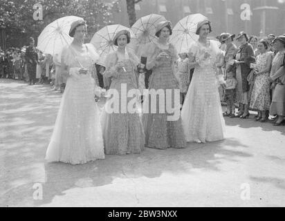 Avec les demoiselles portant des parasoles, le mariage a eu lieu à St Margare , Eglise , Westminster , du capitaine J L Cecil Williams , secrétaire honoraire de la Société de Cymgrodorion , et Miss Clive Williams de Denbigh . Une partie du service était en gallois , et il y avait un orchestre de trois harpistes vêtus de la robe nationale gallois . 22 juin 1935 Banque D'Images