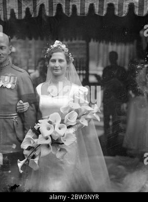 Le commandant de l'aile s'est marié à l'église de Londres . Six groomamen en pleine robe de la Royal Air Force ont accompagné les six demoiselles d'honneur lors du mariage du commandant de l'escadre Evelyn Sparling à Mlle Irma Angelo à l'église Saint Jame , place espagnole . Le marié rejoint la Marine en tant que cadet en 1914 , puis transféré à la RAF lors de sa formation en 1916 . La mariée , fille du général Pakenham Angela , a agi en rempart à l'ancien Vic et à l'ambassade . Photo montre s la mariée et marié . 10 juin 1936 Banque D'Images