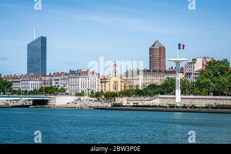 Lyon France, 24 mai 2020 : vue sur le Rhône et la rive pleine de personnes pendant la première phase de déconfinement et les bâtiments du quartier de la part-Dieu i Banque D'Images