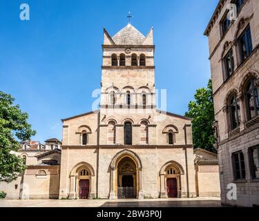 Vue de face de la basilique Saint-Martin d'Ainay une église romane dans le quartier d'Ainay à Lyon Banque D'Images